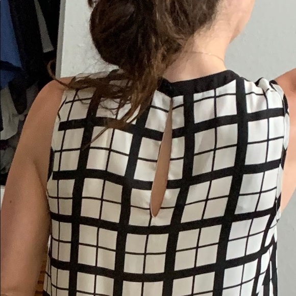 Black and white silk tank top. - Picture 3 of 4